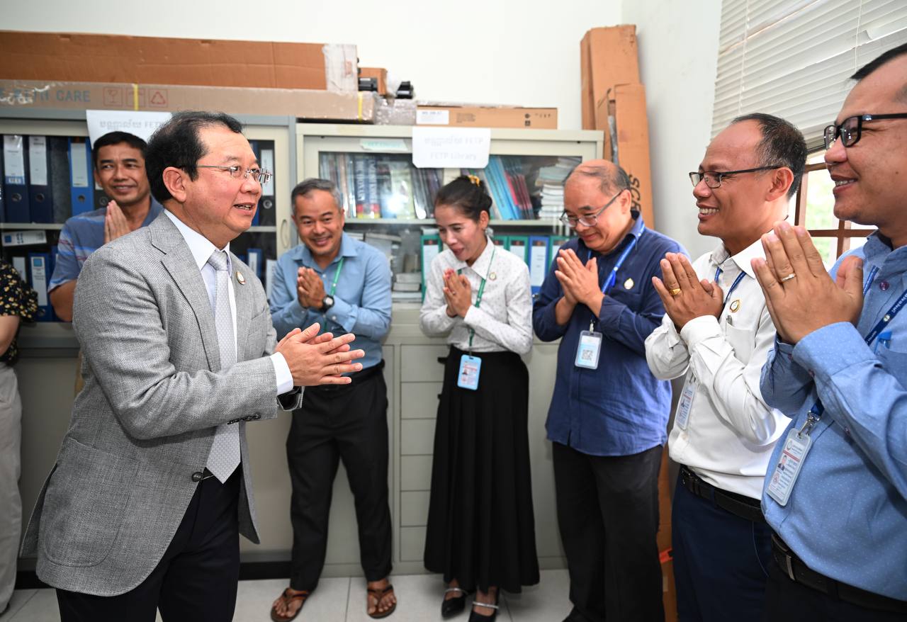 ឯកឧត្តមសាស្រ្តាចារ្យរដ្ឋមន្រ្តី ចុះសួរសុខទុក្ខ និងសំណេះសំណាល ជាមួយថ្នាក់ដឹកនាំ មន្ត្រីរាជការ និងបុគ្គលិក នៅទីស្តីការក្រសួងសុខាភិបាល ដើម្បីជូនពរក្នុងឱកាសបុណ្យចូលឆ្នាំប្រពៃណីជាតិខ្មែរ ឆ្នាំម្សាញ់ សប្តស័ក ព.ស.២៥៦៩