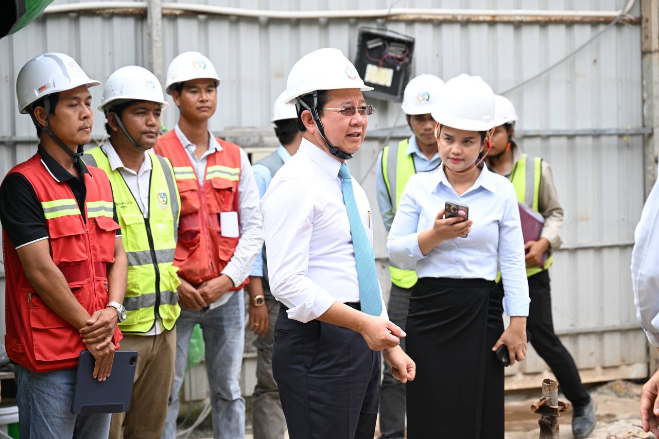 ឯកឧត្តមសាស្រាចារ្យ ឈាង រ៉ា រដ្ឋមន្រ្តីក្រសួងសុខាភិបាល បានអញ្ជើញចុះពិនិត្យវឌ្ឍនភាពការសាងសង់អគារមជ្ឈមណ្ឌលកណ្តាល អគារចំណត និងអគារមជ្ឈមណ្ឌលវេជ្ជសាស្ត្រស៊ីក្លូត្រុង នៃមន្ទីរពេទ្យកាល់ម៉ែត ដែលកំពុងដំណើរការយ៉ាងមមាញឹក។ បន្ថែមពីនេះ ឯកឧត្តមសាស្រ្តាចារ្យរដ្ឋមន្រ្តី បានចុះឆ្លៀតសួរសុខទុក្ខ និងសំណេះសំណាលជាមួយមន្រ្តី បុគ្គលិកសុខាភិបាលដែលកំពុងបម្រើការងារនៅតាមផ្នែកមួយចំនួន នៃមន្ទីរពេទ្យកាល់ម៉ែត។