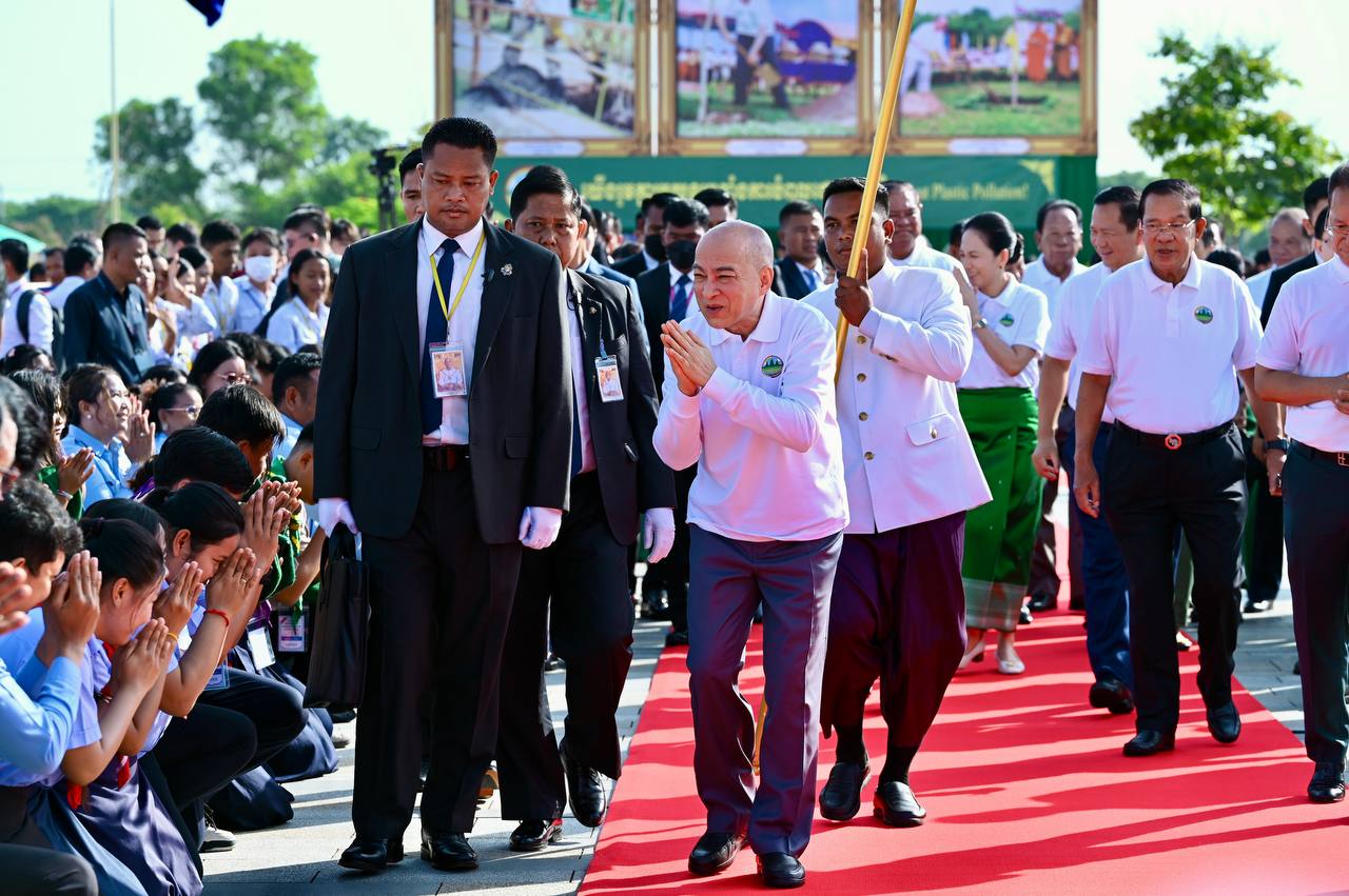 ឯកឧត្តមសាស្ត្រាចារ្យ ឈាង រ៉ា រដ្ឋមន្រ្តីក្រសួងសុខាភិបាល និងថ្នាក់ដឹកនាំក្រសួងសុខាភិបាល  អញ្ជើញចូលរួមក្នុងព្រះរាជពិធី ទិវាបរិស្ថានជាតិ និងបរិស្ថានពិភពលោក ៥ មិថុនា ក្រោមប្រធានបទ៖ «ប្រយុទ្ធប្រឆាំងការបំពុលដោយប្លាស្ទិក (Beat Plastic Pollution)» ក្រោមព្រះរាជាធិបតីដ៏ខ្ពង់ខ្ពស់បំផុត ព្រះករុណាព្រះបាទសម្ដេច ព្រះបរមនាថ នរោត្តម សីហមុនី ព្រះមហាក្សត្រ នៃព្រះរាជាណាចក្រកម្ពុជា ជាទីគោរពសក្ការៈដ៏ខ្ពង់ខ្ពស់បំផុត។